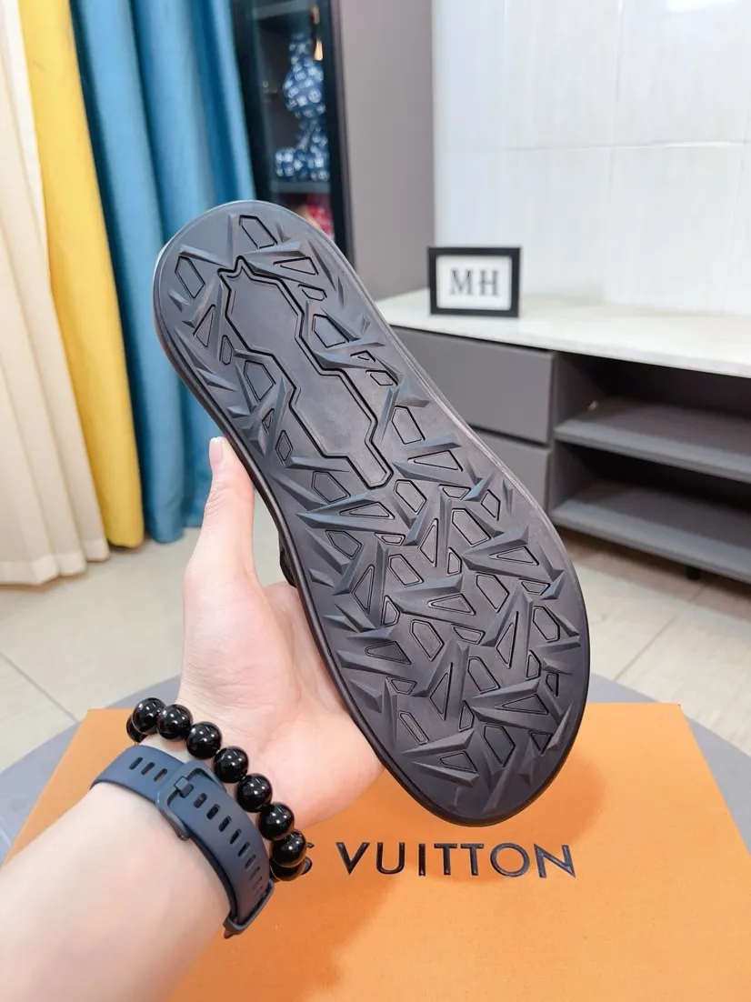 Men's shoes 💰260🌹🌹 (lv-Louis Vuitton) new men's sandals, high-end boutique, exquisite embossed logo decoration on the upper, fine workmanship, super soft soles, casual, loose and comfortable, a must-have in summer! \nsize：38-44
